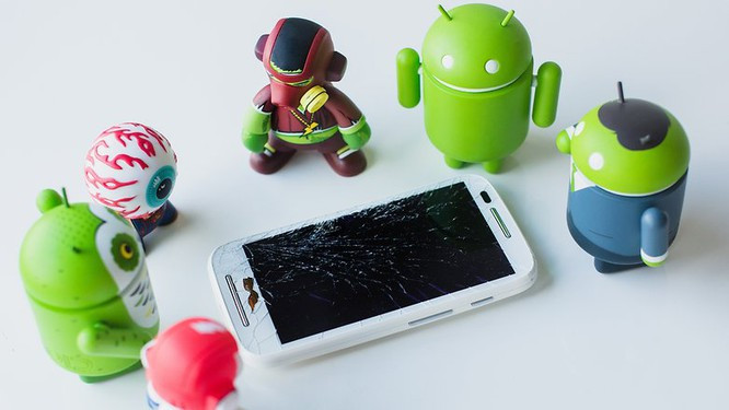 Đôi khi smartphone không lên nguồn có thể do màn hình bị hỏng hoặc lỗi. Để kiểm tra hãy bấm và giữ nút nguồn để tắt điện thoại đi rồi bật lại, nếu nghe thấy âm thanh khởi động hoặc điện thoại rung thì hãy đem điện thoại đi sửa màn hình ngay.