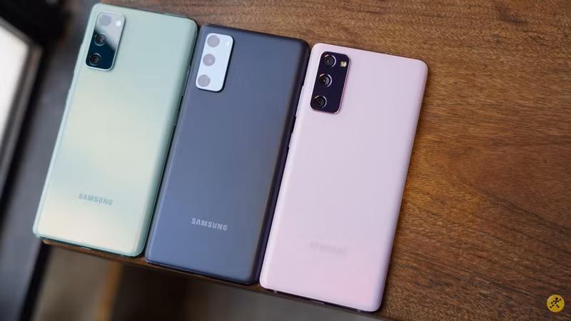 Smartphone đem lại giá trị tốt nhất: Samsung Galaxy S20 FE. Dòng Galaxy S20 của Samsung luôn là một lựa chọn hàng đầu của người dùng trong suốt năm 2020. Chưa dừng lại ở đó, vào cuối năm hãng lại tiếp tục đột phá với một phiên bản đặc biệt mang tên Galaxy S20 FE. Đây là sản phẩm tuyệt vời mang đến những trải nghiệm cốt lõi hàng đầu của Samsung nhưng vẫn giữ một mức giá hợp lý.