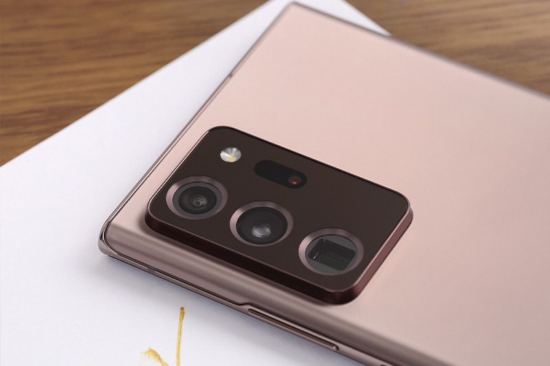 Galaxy Note 20 Ultra được trang bị chip Snapdragon 865+ mạnh mẽ của nhà Qualcomm, kết hợp cùng 12 GB RAM và dung lượng pin 4.500 mAh khá lớn là những điểm nổi bật của siêu phẩm này. Ngoài ra, bút S Pen đi kèm là một phụ kiện không chỉ dùng để vẽ mà nay còn là một công cụ hỗ trợ cho những tác vụ với thời gian phản hồi cực nhanh. Bên cạnh đó, chụp ảnh cũng được cho là thế mạnh đáng kể nhất của Note 20 Ultra.