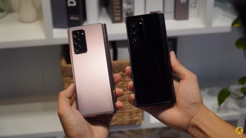 Smartphone gấp ấn tượng nhất: Samsung Galaxy Z Fold2 5G. Với xu hướng phát triển kích thước màn hình trên những chiếc smartphone, màn hình gập chính là tương lai của smartphone và hiện tại Galaxy Z Fold2 5G là sản phẩm tốt nhất trong số đó.