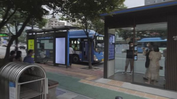 Bên cạnh đó, chúng còn được lắp hệ thống điều hòa không khí và cung cấp Wifi miễn phí, trạm sạc cho hành khách.