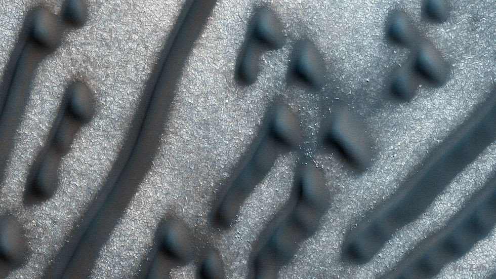 Các khu vực tối, lớn lên là một loạt các cồn cát trông rất giống các dấu chấm và dấu gạch ngang của mã Morse