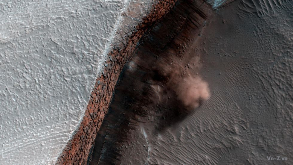 Đây không phải là dấu hiệu của một nhà máy trên Sao Hỏa, mà thay vào đó "có khả năng là kết quả của một trận tuyết lở hoặc sụp đổ chủ yếu là sương mù carbon dioxide."