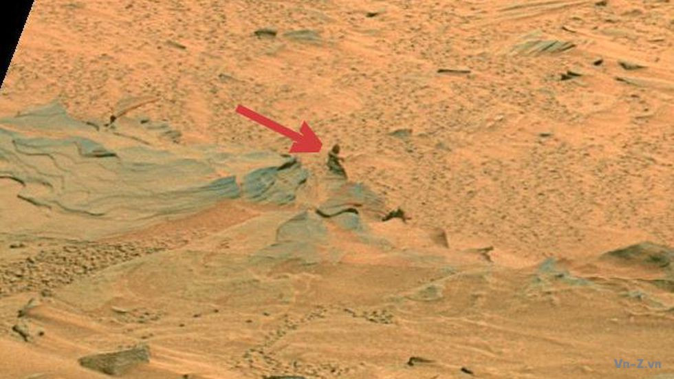 Hiện tượng ảo ảnh quang học luôn khiến con người liên tưởng đến những thứ quen thuộc. Ví dụ như tảng đá có hình người đang đi ở đây.