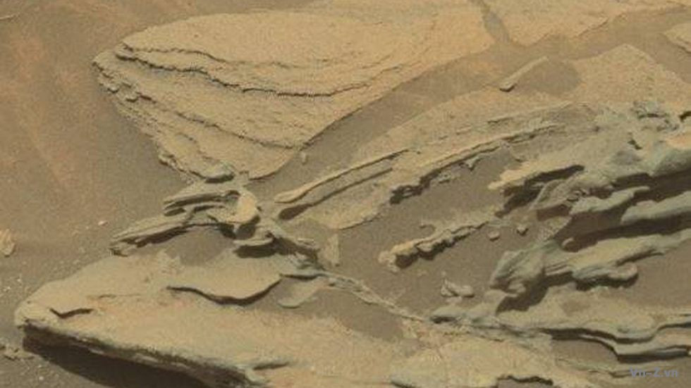 Hãy nhìn vào trung tâm của hình ảnh này từ NASA's Curiosity rover. Bạn có thể thấy một chiếc thìa dài được kéo dài trên khung cảnh, đổ bóng xuống bên dưới. Đây có phải là dấu hiệu cho thấy nấu ăn là một sở thích phổ biến trên sao Hỏa? Tiếc là không có. Sao Hỏa không có cùng lực hấp dẫn mà chúng ta có trên Trái đất, vì vậy những cấu tạo mỏng manh như thế này có cơ hội giữ vững và không bị sụp đổ xuống mặt đất.