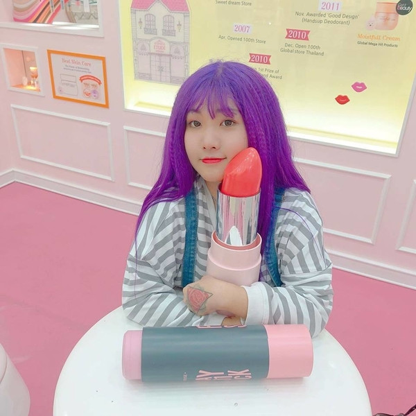 Cô nàng được biết đến với biệt danh Chủ Tịch Boorjn, là một gương mặt chú ý ở Sài Gòn hiện nay bởi phong cách cá tính với mái tóc đỏ rực.