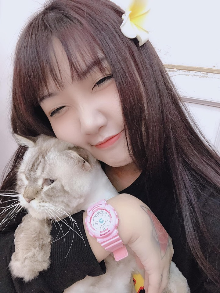 Mới đây, nữ streamer bị dân mạng chỉ trích khi chia sẻ trạng thái có phần quy chụp, cực đoan về vụ việc Quang Hải lộ tin nhắn yêu đương.