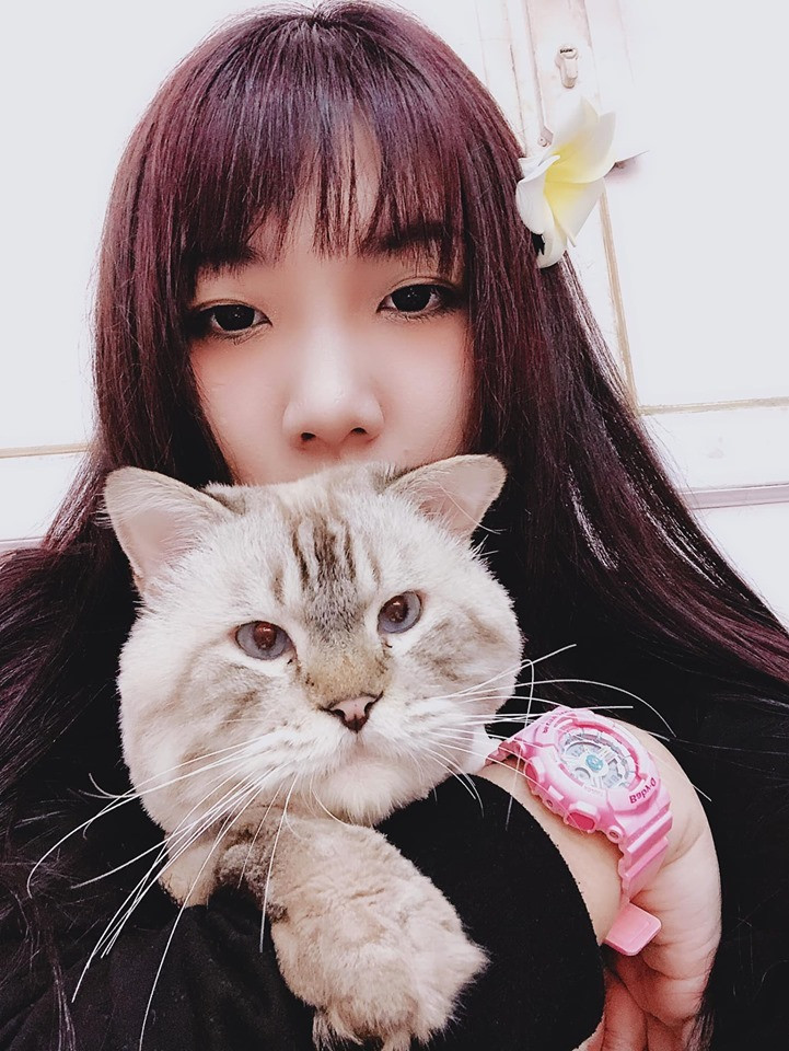 Không còn nhuộm tóc nhiều màu rực rỡ, giờ cô nàng đã nhuộm đen trở lại, chải chuốt kỹ càng hơn.