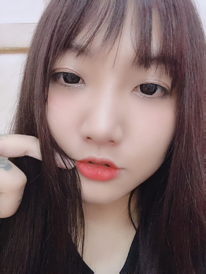 Thậm chí, fan còn nhận xét nhìn cô còn đẹp hơn cả “người bạn thân cũ” là hot mom Thanh Trần và hot face Huỳnh Phụng.