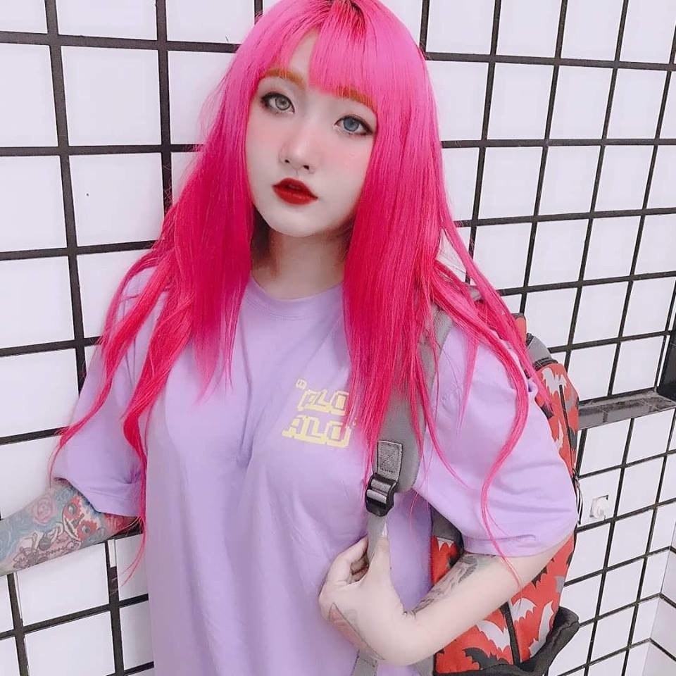 Cát Phương gây ấn tượng vào thời điểm cách đây vài năm với mái tóc màu hồng rực rỡ cùng nhiều hình xăm trên cơ thể.