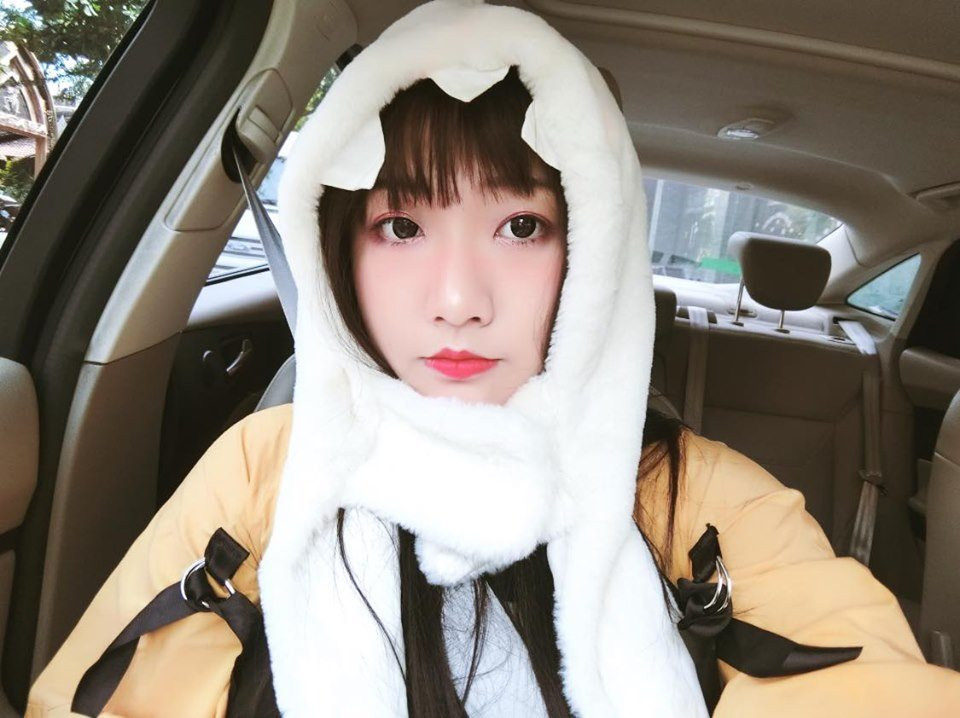 Đây cũng không phải lần đầu tiên cô nàng bị cộng đồng mạng chỉ trích. Trước đó cô từng vướng phải vụ lùm xùm khi hot face Thanh Trần cùng Huỳnh Phụng liên tục lên tiếng tố cáo nữ streamer "sống ảo", giả tạo, ... Mời quý độc giả đón xem thêm video Nữ streamer kiếm hơn 20 triệu đồng mỗi ngày - Nguồn: KÊNH VTC1