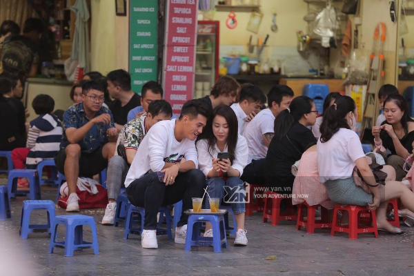 Không chỉ liên tục có những cử chỉ thân mật khi gặp gỡ ngoài đời sau nhiều lần “thả thính” công khai trên trang cá nhân, cặp đôi “trai tài gái sắc” còn được cho là có thói quen sử dụng đồ công nghệ khá tương đồng.