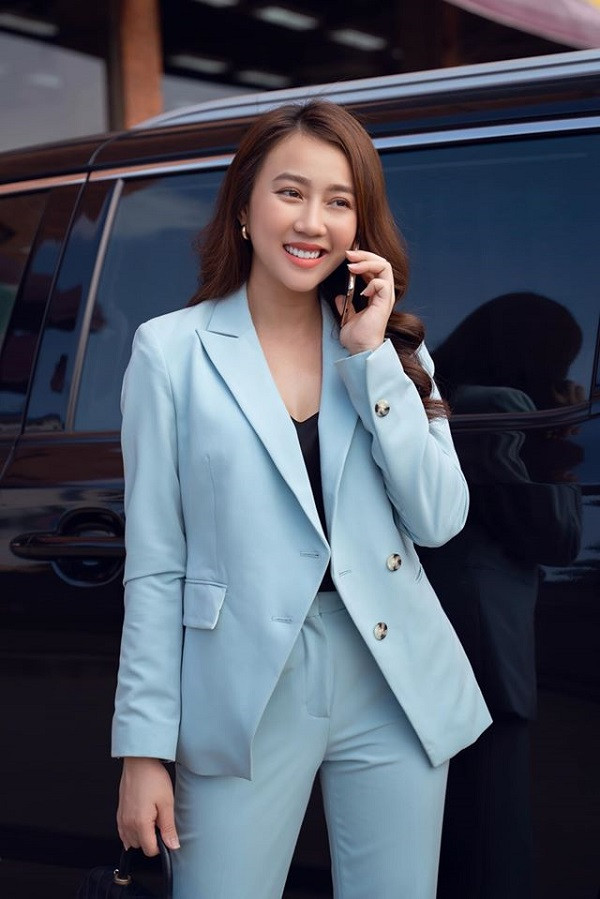 Trước khi lên đời điện thoại, Huỳnh Hồng Loan sử dụng iPhone XS Max màu Gold sang trọng. Cô nàng thường xuyên chia sẻ hình ảnh thường ngày bên chiếc smartphone hiện đại.