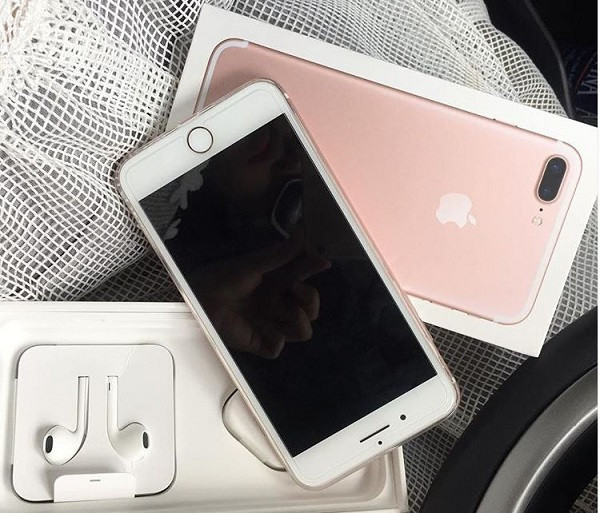 Bạn gái Tiến Linh cũng từng sở hữu tai nghe có dây của Apple. Hiện tại, có lẽ cô nàng đã kịp cập nhật phiên bản tai nghe không dây Airpods hoặc Airpods Pro của nhà Táo.