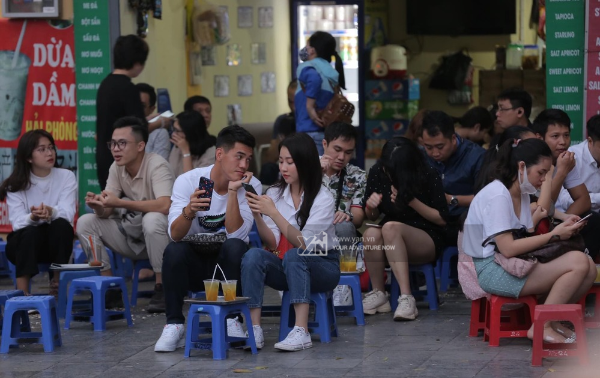 Soi loạt hình ảnh được chia sẻ, có thể thấy chân sút Bình Dương đang sử dụng một chiếc iPhone 11 Pro Max, tình cờ trên tay bạn gái Tiến Linh là một chiếc điện thoại y hệt. Có vẻ như cả hai đều là những iFan chính hiệu khi trước đó Tiến Linh cũng từng được bắt gặp sử dụng nhiều sản phẩm của Apple. 