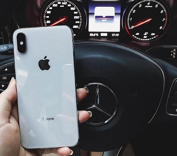 Hồng Loan từng khoe ảnh check in sang chảnh, trên tay là phiên bản iPhone màu trắng.