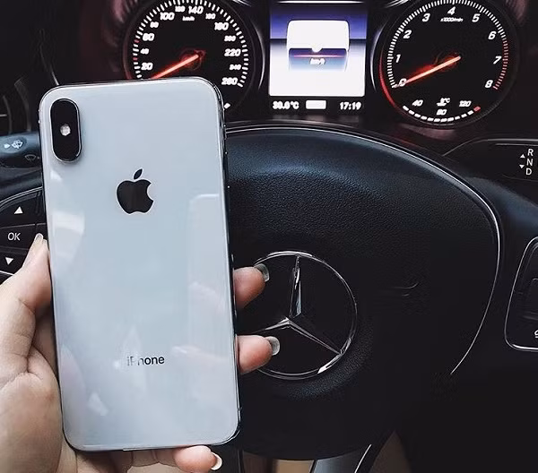 Hồng Loan từng khoe ảnh check in sang chảnh, trên tay là phiên bản iPhone màu trắng.