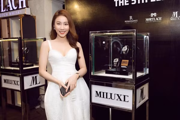 Không khó hiểu khi cặp đôi đều lựa chọn phiên bản điện thoại mới nhất của Táo khuyết. Bởi đến nay chiếc smartphone này vẫn đang làm mưa làm gió cộng đồng yêu công nghệ, với nhiều ưu điểm như thiết kế hiện đại, bộ 3 camera sau và camera selfie xịn sò – phù hợp với những cô nàng điệu đà và mê chụp ảnh như Hồng Loan.