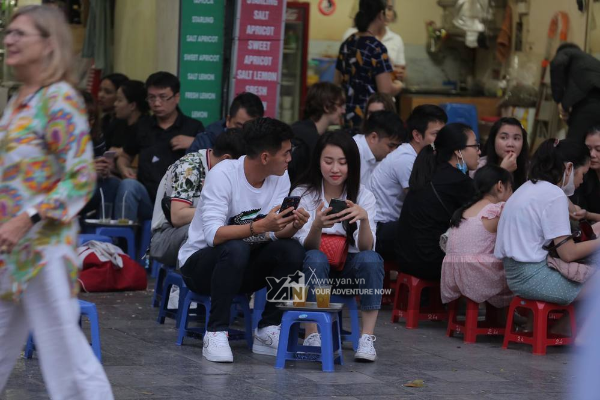 Chiều ngày 01/3, cầu thủ Nguyễn Tiến Linh bị bắt gặp hẹn hò cùng một cô gái xinh đẹp tại quán trà chanh ven đường ở Hà Nội. Ngay lập tức danh tính của bạn gái Tiến Linh – diễn viên Huỳnh Hồng Loan cùng những khoảnh khắc tình tứ của cặp đôi được người hâm mộ nhanh chóng tìm ra và lan truyền trên mạng xã hội.