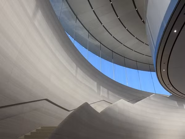 Bên trong không có bất kì một khung, đường ống, dây hay loa nào có thể nhìn thấy được. Phần trần sợi carbon của Steve Jobs Theater được gia cố bởi khung kính, các đường dây và đường ống cũng được "giấu kín" đến nỗi nhiều người tưởng rằng chúng không tồn tại.