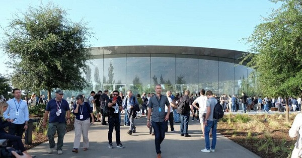 Bất cứ ai có cơ hội bước vào khán phòng Steve Jobs Theater đều vô cùng ngạc nhiên khi có thể nghe thấy tiếng bước chân nhẹ nhàng của mình vang như một "bản rap", rồi dần dần vọng lại. Giải thích cho điều này, Apple tiết lộ Steve Jobs Theater không có bất kì một cột trụ nào để đỡ phần trần nhà hoặc để chia cắt âm thanh.