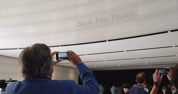 20 điểm nối nhỏ bé ngăn cách mỗi tấm kính chính là nơi chứa các đường ống nước được thiết kế đặc biệt cho hệ thống chữa cháy được giấu bên dưới phần sợi carbon. Các điểm nối còn lại phía trên mái là nơi bố trí dây kết nối cho các mục đích như điện năng, dữ liệu hay âm thanh, loa.