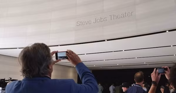 20 điểm nối nhỏ bé ngăn cách mỗi tấm kính chính là nơi chứa các đường ống nước được thiết kế đặc biệt cho hệ thống chữa cháy được giấu bên dưới phần sợi carbon. Các điểm nối còn lại phía trên mái là nơi bố trí dây kết nối cho các mục đích như điện năng, dữ liệu hay âm thanh, loa.