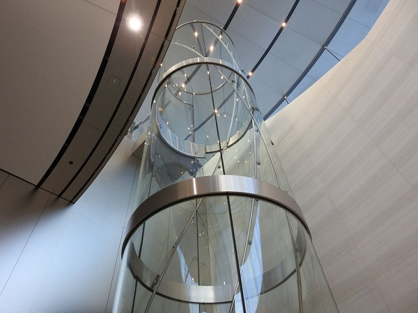 Chủ nghĩa tối giản còn được áp dụng với cả thang máy đưa khách lên các khu vực phía trên. Thang máy bằng kính sẽ từ từ quay bởi lối ra và lối vào ở tầng trên và tầng dưới nằm về hai phía đối lập nhau.