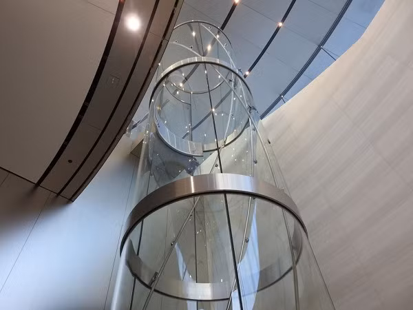 Chủ nghĩa tối giản còn được áp dụng với cả thang máy đưa khách lên các khu vực phía trên. Thang máy bằng kính sẽ từ từ quay bởi lối ra và lối vào ở tầng trên và tầng dưới nằm về hai phía đối lập nhau.