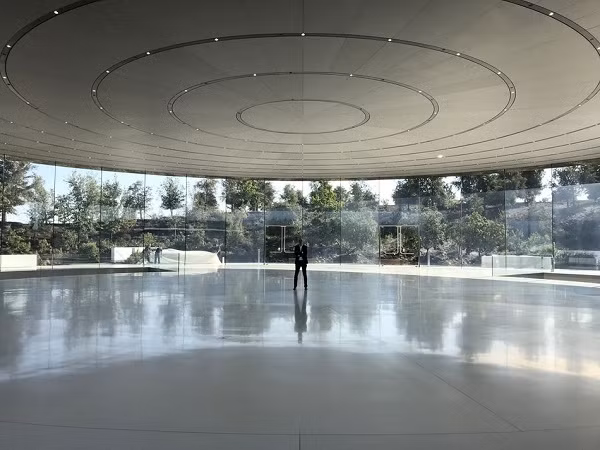 Kể từ năm 2017, Apple bắt đầu lựa chọn Steve Jobs Theater làm nơi ra mắt những chiếc iPhone mới của mình. Nằm bên trong khuôn viên trụ sở chính hình con tàu vũ trụ của Apple, khán phòng này ẩn chứa nhiều bí mật đáng kinh ngạc hơn là việc chỉ đơn thuần là một nơi giới thiệu sản phẩm.