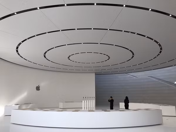 Dựa trên tầm nhìn của Steve Jobs, nhóm kiến trúc Foster + Partner tạo nên khán phòng đặc biệt này với không gian hoàn toàn mở và tối giản đến bất ngờ. Tuy nhiên, không có không gian nào phía trong nơi ra mắt những chiếc iPhone bị lãng phí.