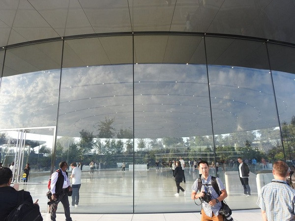 Bao quanh hoàn toàn bằng kính khiến cho nhiều người nghĩ Steve Jobs Theater trông thật "mỏng manh dễ vỡ", nhưng thực tế nó được thiết kế để có thể chống chọi được với trận động đất mạnh 8+ độ richter. Apple thậm chí còn khẳng định khán phòng vẫn sẽ đứng vững ngay cả khi toàn bộ phần tường kính bị vỡ.