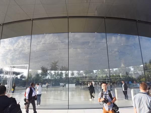 Bao quanh hoàn toàn bằng kính khiến cho nhiều người nghĩ Steve Jobs Theater trông thật "mỏng manh dễ vỡ", nhưng thực tế nó được thiết kế để có thể chống chọi được với trận động đất mạnh 8+ độ richter. Apple thậm chí còn khẳng định khán phòng vẫn sẽ đứng vững ngay cả khi toàn bộ phần tường kính bị vỡ.