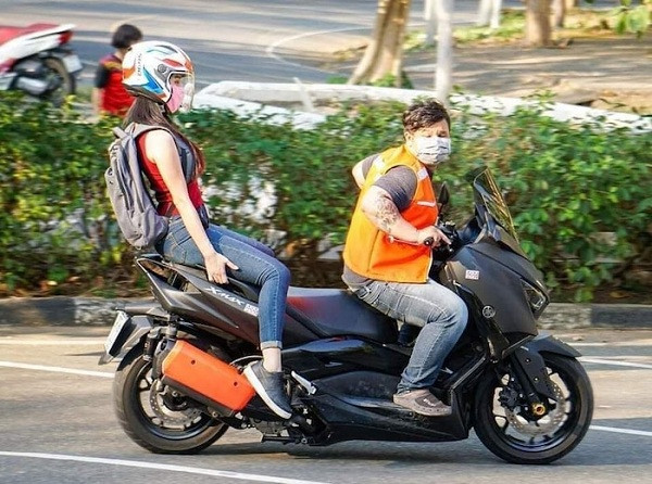 Xe ôm là một trong số những nghề phải tiếp xúc với khá nhiều hành khách và lại khó mà có thể ngừng hoạt động vì nhu cầu sử dụng cao. Và vì thế họ phải tự bảo vệ bản thân mình và khách hàng bằng cách chủ động cách xa nhau thế này.