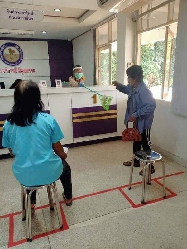 Với những nhân viên y tế, mũ chống dịch, khẩu trang, găng tay là chưa đủ