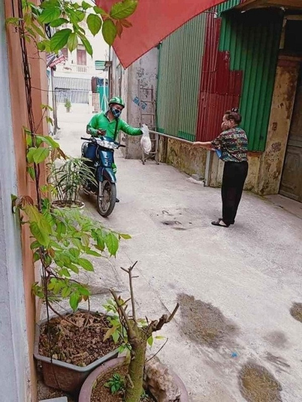 Tại Việt Nam, các shipper và khách hàng cũng tự bảo vệ bản thân mình giữa mùa dịch.