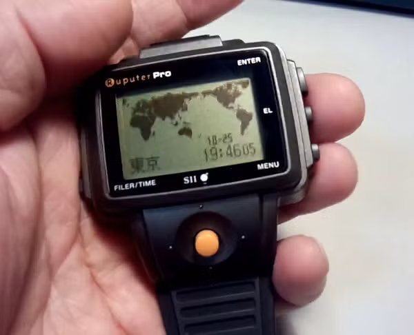 Nhờ một phím điều khiển xoay tám chiều bên dưới màn hình, người dùng có thể viết ghi chú, đặt lịch hẹn và cập nhật danh sách việc cần làm ngay trên chiếc smartwatch nhỏ bé này. Thậm chí ngày đó việc chơi game ngay trên cổ tay của mình đã không còn là trong tưởng tượng khi sở hữu Ruputer.