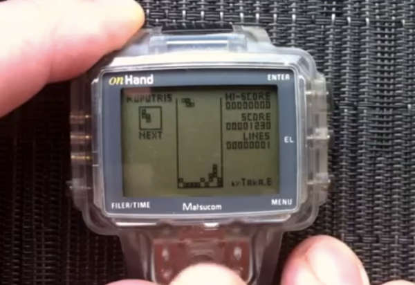 ''Hãy hình dung khi bạn phải nhập tên ghi danh điểm số cao trên một cỗ máy trò chơi điện tử arcade bằng cách sử dụng một phím điều khiển. Thêm vào đó bạn phải làm điều đó chỉ với một ngón tay cái, thật khó khăn'', EW Gadget Zone bổ sung ý kiến.