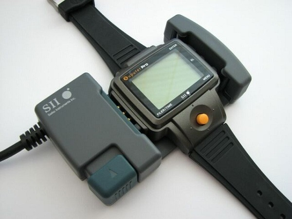 Thêm vào đó, việc gõ văn bản trên thiết bị này thực sự là cực hình, đặc biệt là di chuyển tay xung quanh bàn phím trên màn hình bé xíu.