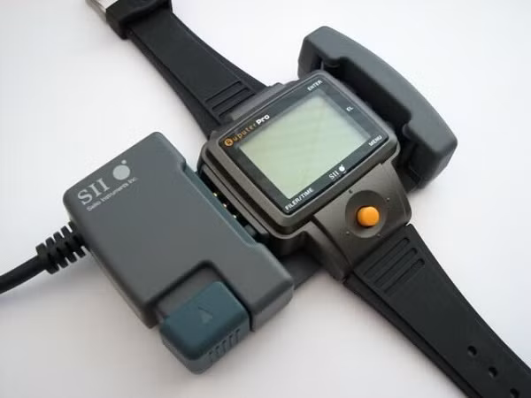 Thêm vào đó, việc gõ văn bản trên thiết bị này thực sự là cực hình, đặc biệt là di chuyển tay xung quanh bàn phím trên màn hình bé xíu.