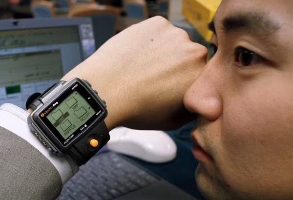 Nếu được kích hoạt hệ thống quản lý năng lượng, đồng hồ này có thể hoạt động 3 tháng. Nhưng nếu người dùng làm bất cứ điều gì ngoài việc xem giờ, con số đó có thể giảm xuống chỉ còn 30 tiếng trước khi phải đi thay pin.