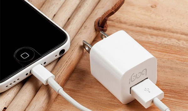  Củ sạc và dây cáp không đồng bộ khiến pin nhanh hỏng: Không chỉ khiếm cho tốc độ sạc chậm đi đáng kể mà việc sử dụng củ sạc và dây cáp không đồng bộ lại không phải là hàng chính hãng có thể ảnh hưởng đến pin trên smartphone. Nhiều trường hợp phát nổ vì củ sạc và dây không tương thích.