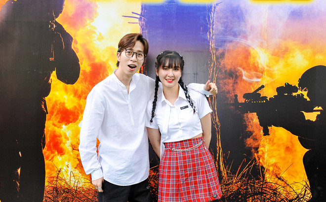 Trước đó, trên mạng xã hội lại xuất hiện những hình ảnh cặp đôi này tham dự 1 sự kiện cùng nhau, họ còn chụp ảnh cùng nhau khiến fan cảm thấy khó hiểu.