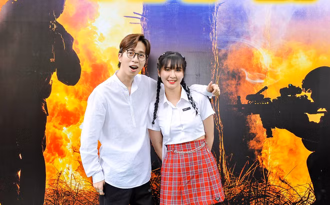 Trước đó, trên mạng xã hội lại xuất hiện những hình ảnh cặp đôi này tham dự 1 sự kiện cùng nhau, họ còn chụp ảnh cùng nhau khiến fan cảm thấy khó hiểu.