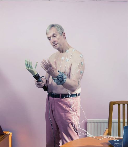 Kevin Warrick là Giáo sư tiên phong về Cybernetics (khoa học điều khiển) và được nhiều người coi là cyborg (người lai máy) đầu tiên trên thế giới. Kevin đã làm các thí nghiệm liên quan đến cấy ghép thiết bị giải phẫu thần kinh vào dây thần kinh của cánh tay trái và liên kết với máy tính. Thử nghiệm này cho phép ông kết nối cộng sinh với một bàn tay robot khác.