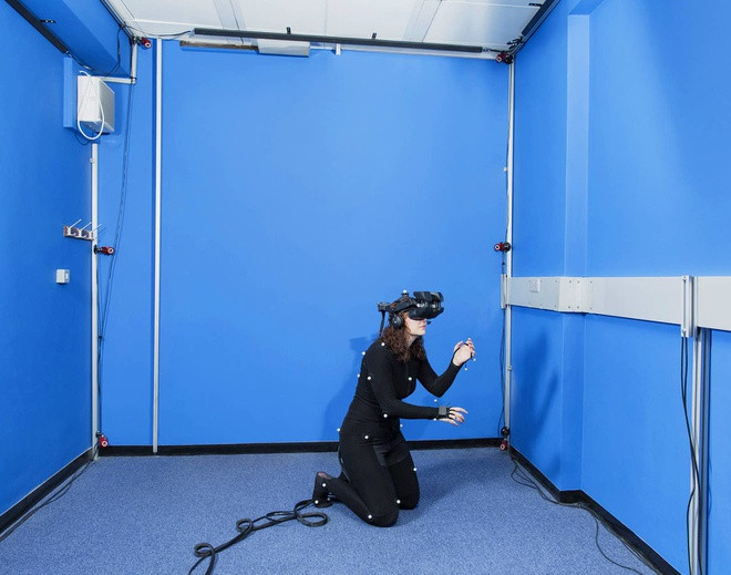 Nhiếp ảnh gia David chia sẻ anh có cái nhìn khá lạc quan về chủ nghĩa này. Tuy nhiên anh vẫn có một số lo ngại nếu con người kéo dài tuổi thọ hoặc bất tử thì ý nghĩa cuộc sống sẽ thay đổi như thế nào. Trong hình là Tiến sĩ Caroline Falconer (London) đang sử dụng thực tế ảo để nghiên cứu và điều trị các rối loạn tâm lý như ám ảnh, căng thẳng sau chấn thương.