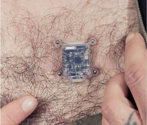 North Sense được phát triển bởi Liviu Babitz và Scott Cohen là một cơ quan cảm giác nhỏ như hộp diêm. Nó sẽ phát ra rung động ngắn mỗi khi người dùng quay mặt về hướng Bắc, tương tự như khả năng sinh học của các loài chim di cư có thể cảm nhận phương hướng.