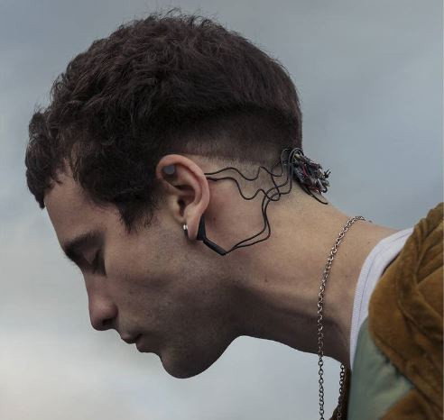 Manel Muñoz có đôi tai sinh trắc học cho phép anh cảm nhận được thay đổi áp suất khí quyển. Giống như các loài chim di cư, Manel dự đoán được sự xuất hiện của các hiện tượng thời tiết như mưa và lốc xoáy.