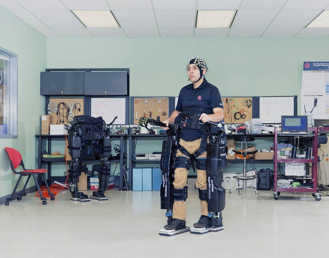 Trong hình là NeuroRex, một loại robot khung xương trợ lực điều khiển bằng não giúp người khuyết tật cải thiện chất lượng cuộc sống. Hệ thống đọc các ý định từ não và chuyển về khung xương để máy thực hiện.