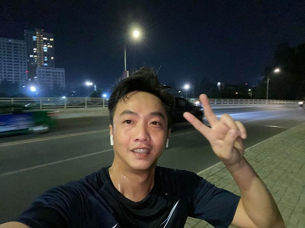 Việc sở hữu phiên bản điện thoại mới nhất của Apple hiện nay chứng tỏ hiện đại. Bởi vậy việc anh sở hữu cặp tai nghe không dây Airpods Pro cũng không quá ngạc nhiên.